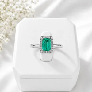 ANILLO ESMERALDA AMELIA Anillo Esmeralda Amelia en plata italiana con piedra tipo esmeralda y acabado plateado
