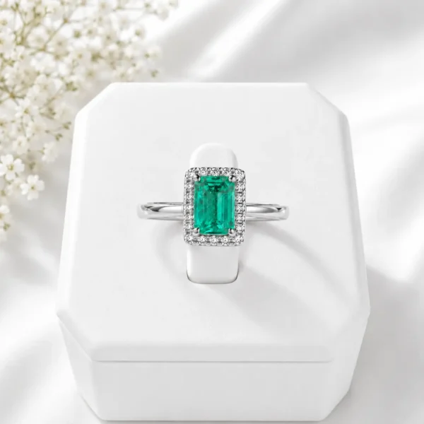 Anillo Esmeralda Amelia en plata italiana con piedra tipo esmeralda y acabado plateado